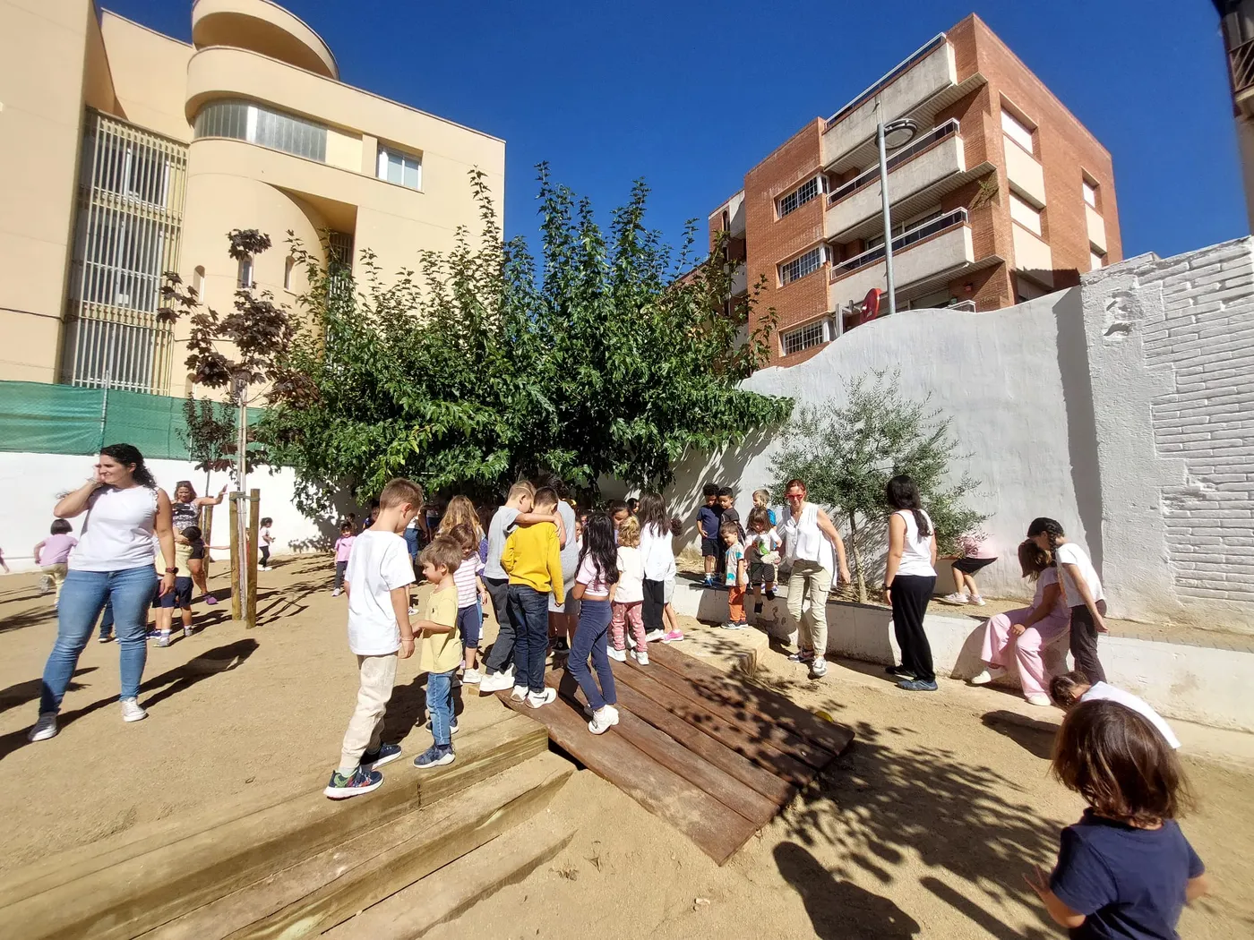 S’inaugura l’espai renaturalitzat de l’Escola La Candela