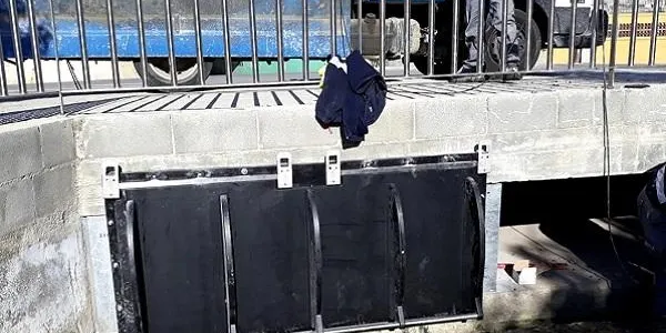 L’Empresa d’Aigües instal·la dues comportes a la rasa per evitar inundacions a la rotonda dels càmpings en cas de llevantades
