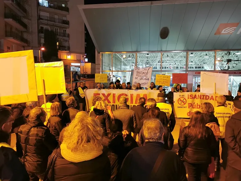 Rubí Sanitat i els treballadors de Continental acompanyen els pensionistes en la seva manifestació