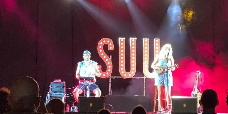 El concert de Suu tanca la primera edició de la programació cultural «Bombolles d'estiu»