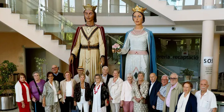 Els cambrilencs i cambrilenques de 80 anys reben un homenatge institucional de l’Ajuntament de Cambrils