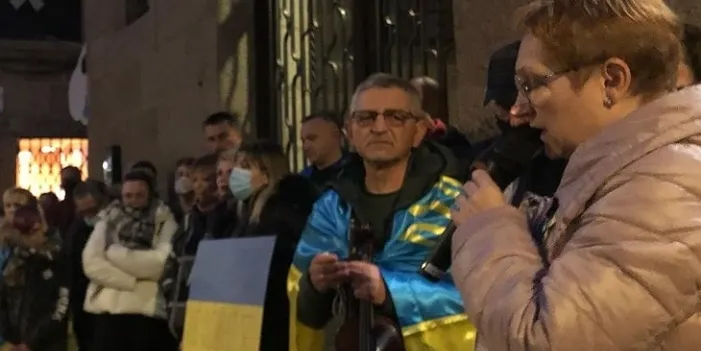 Prop de 200 persones es concentren a Solsona en favor de la pau i per mostrar el suport a la població d'Ucraïna