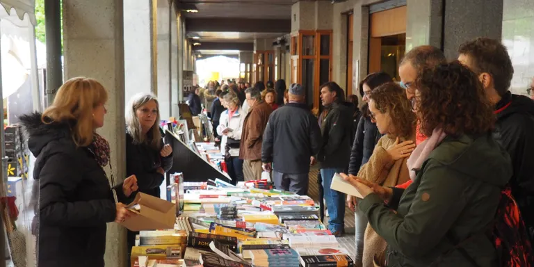 Sant Jordi venç la pluja a la Seu d'Urgell, que viu la diada al centre històric