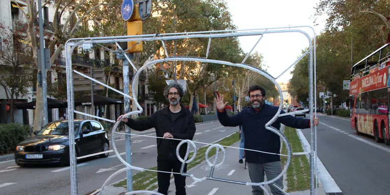 El passeig Sant Joan se suma a l'enllumenat de Nadal de Barcelona amb una picada d'ull al manga i a la comunitat xinesa
