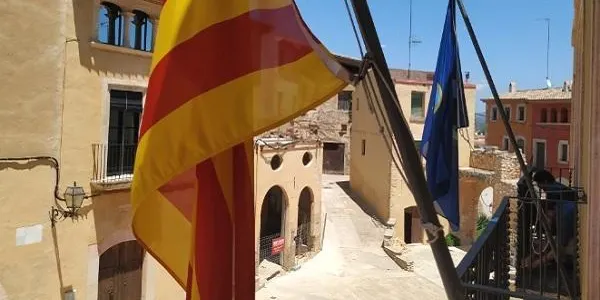 Arrenquen la pancarta de suport als presos independentistes i el llaç groc que des d’aquest dissabte presidien el balcó de l’Ajuntament d’Altafulla