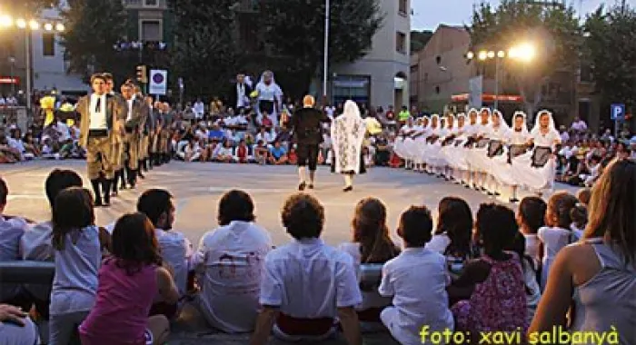 13 parelles van ballar el passat dijous la tradicional dansa d’Arenys