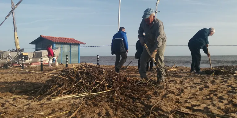 Els pescadors de Pineda comencen a restaurar la zona de les barques