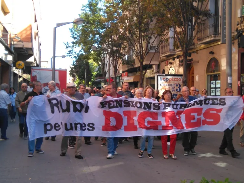Prop d’un centenar de pensionistes es manifesten pels carrers de la ciutat