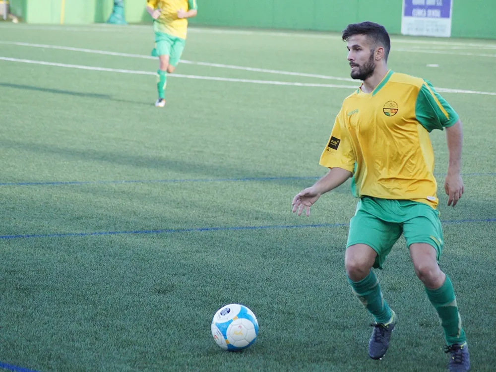 Moi ha estat titular en els dos partits a casa al lateral esquerra de l'Olímpic