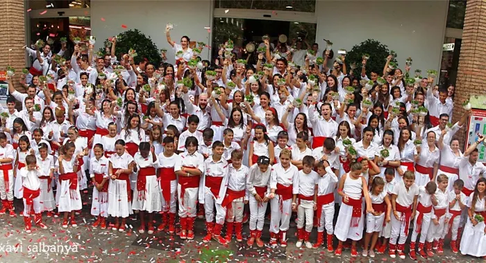 Més de 100 macips recorren els carrers de la vila (foto: Xavi Salbanyà )