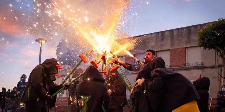 L’Associació Amics Colla COCA organitza un correfoc infantil dins dels actes de la Festa Major d’hivern