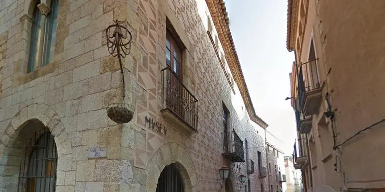 Veïns de Platja Cassà recullen firmes per evitar l’obertura d’un club de fumadors