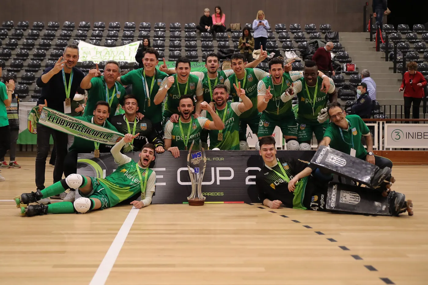 El CP Calafell exhibeix l’Europe Cup davant de tots els aficionats