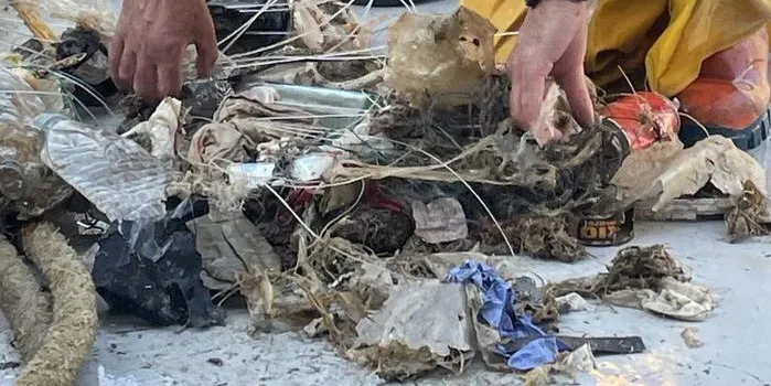 Els pescadors netegen el fons marí retirant residus com bosses, ampolles i envasos de plàstic