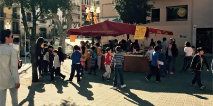 Les parades de roses i llibres omplen la placeta