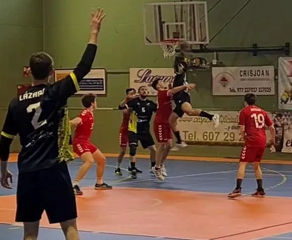El Club Handbol Cambrils comença la fase d’ascens amb una còmoda victòria davant el Cardedeu