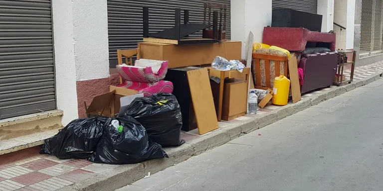 Campanya a Pineda per perseguir les persones que fan abocaments de mobles fora dels dies i hores establerts