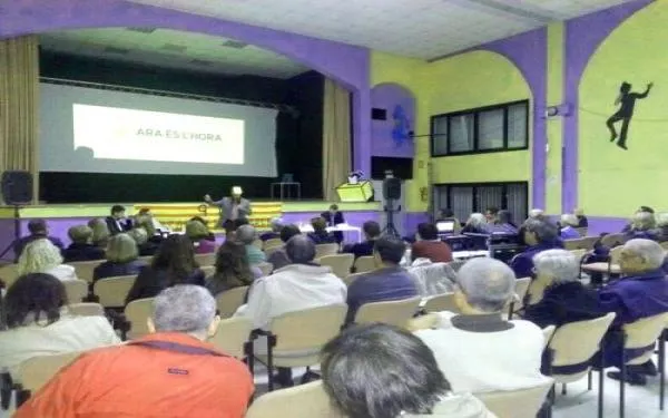 Al voltant de noranta persones omplen el Casal La Violeta en un acte polític a favor del sí-sí