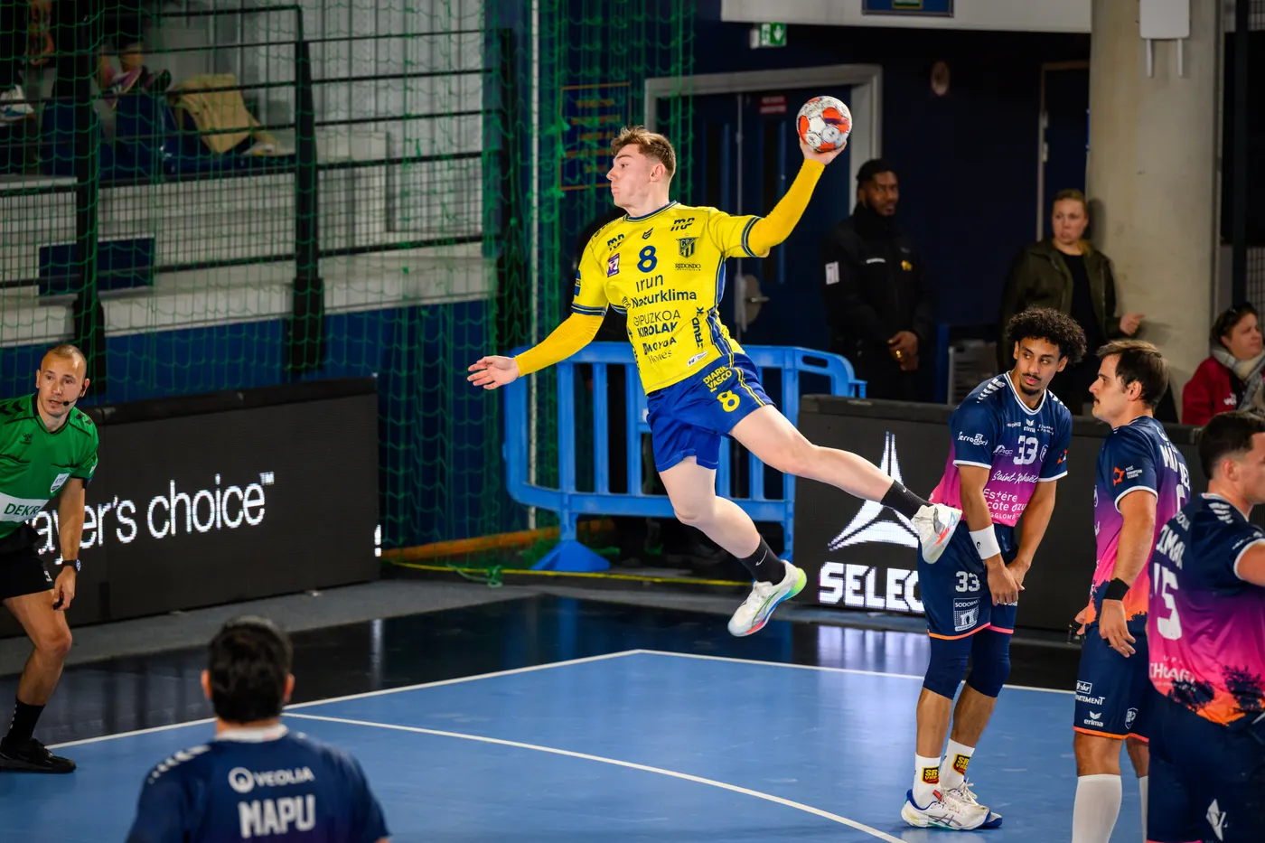 LA AUSENCIA DE DEFENSA EN LA PRIMERA PARTE Y LAS EXCLUSIONES CONDENAN AL IRUDEK BIDASOA IRUN EN SAINT RAPHAEL 35-32