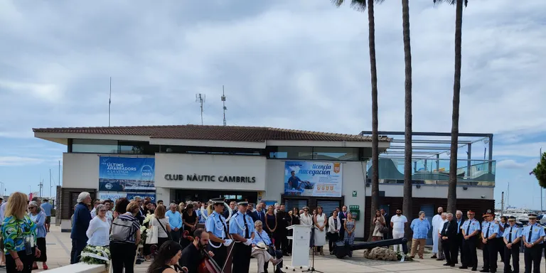 Cambrils homenatja les víctimes dels atemptats del 18 d’agost en un acte emotiu