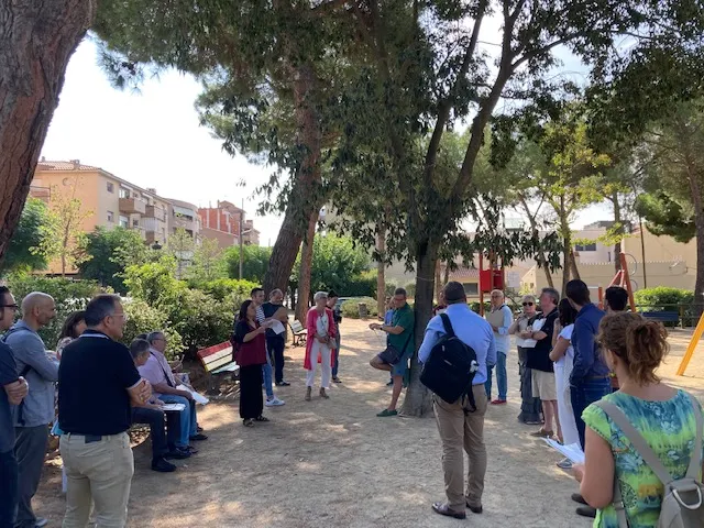 Una vintena de persones passegen per l’avinguda Pi i Margall per aportar idees per la reforma del carrer