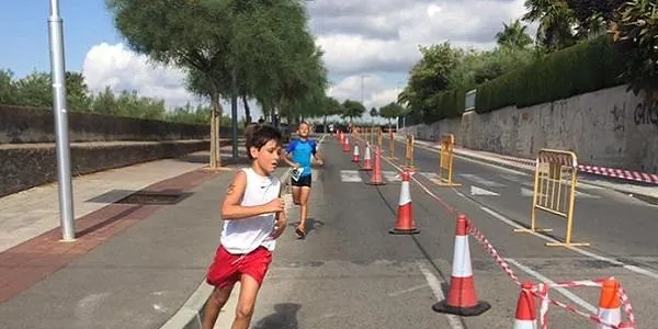 Més de setanta joves participen a la tercera edició del Mini-Tri-Atletes d’Altafulla