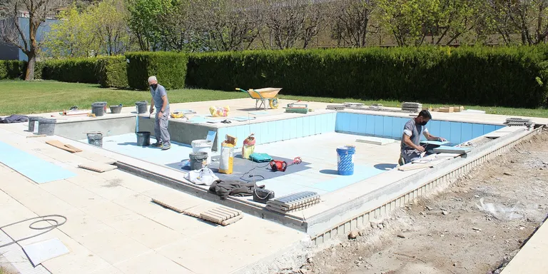 Obres de manteniment a la piscina infantil de la Seu d'Urgell