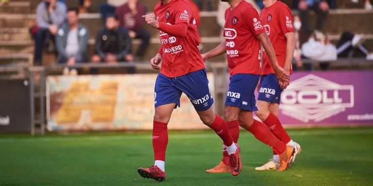 La UE Olot remunta al CP San Cristóbal (3-1) i segueix al capdavant de la classificació