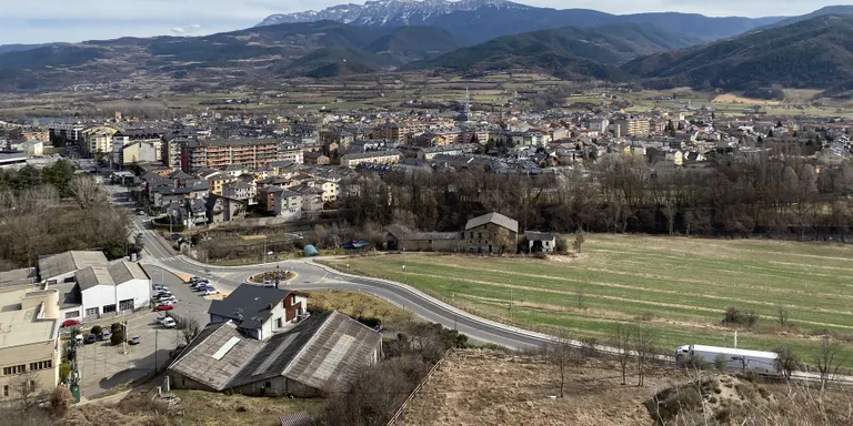 El ple de l'Ajuntament de la Seu d'Urgell reconeix que el model socioeconòmic andorrà repercuteix en l'augment del preu dels pisos