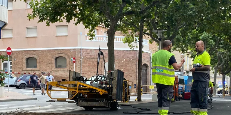 L'asfalt i l'ornamentació, últims retocs a la Rambla del Morell