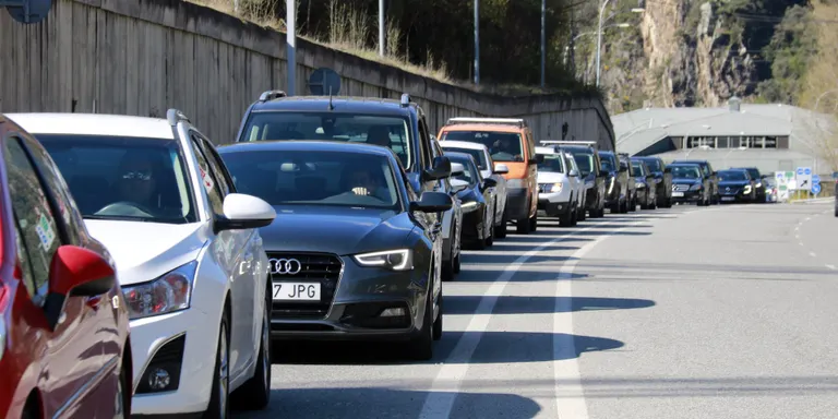 Retencions intermitents a la frontera entre Catalunya i Andorra per la mobilitat permesa tot i el confinament comarcal