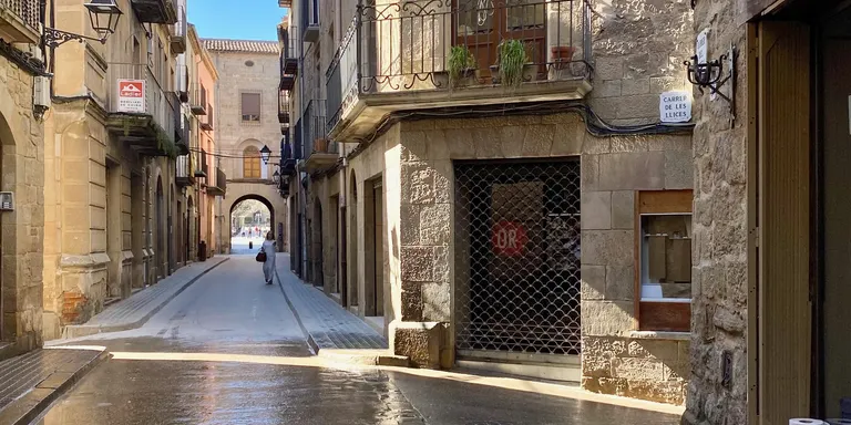 Tall al trànsit rodat a un tram del carrer del Castell per obres durant la setmana que ve