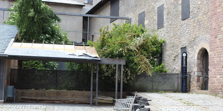 Inicien les obres de desmuntatge d'un petit teulat situat a la plaça del Deganat