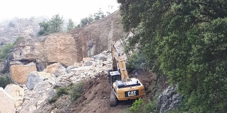 Comença la retirada de roques de l'esllavissada a la carretera LV-9124 a Castell de Mur