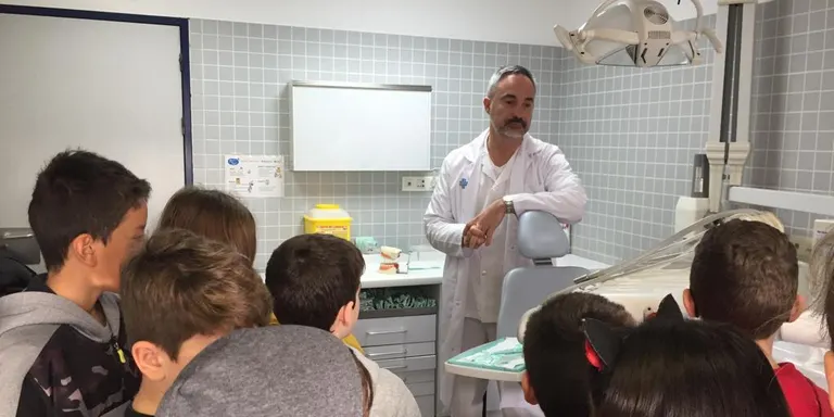 Una exposició ensenya als infants del nostre poble a “Cuidar-se les dents”