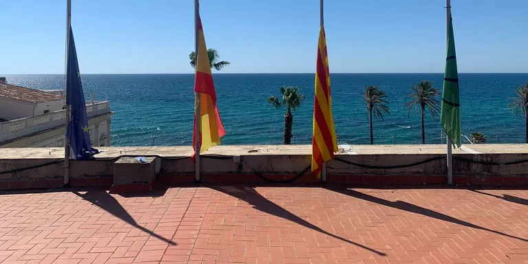 Banderes a mig pal com a senyal de dol per les víctimes de la Covid-19
