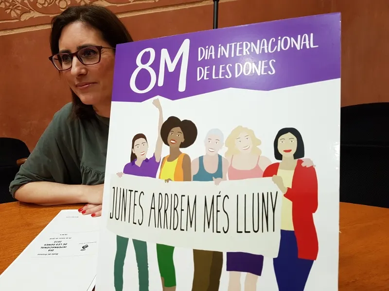 La regidora Maria Mas amb el cartell del Dia Internacional de la Dona d'aquest 2019