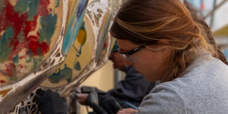 Una restauració a la façana posterior de la Casa Batlló descobreix colors i materials amagats