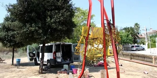 L’escultura ‘Al·legoria a l’11 de Setembre’ de Josep Maria Roca presideix una de les entrades d’Altafulla