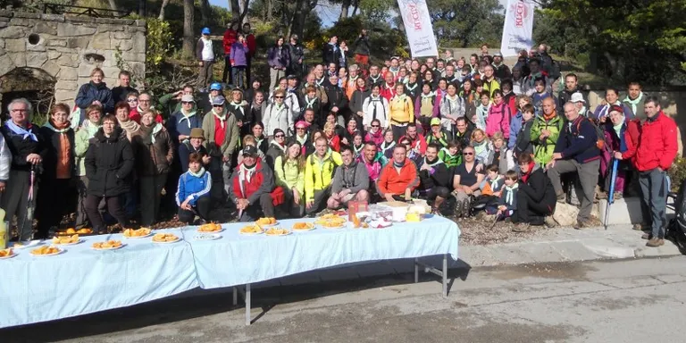140 persones caminen des de Caldes i Palau fins a Montserrat