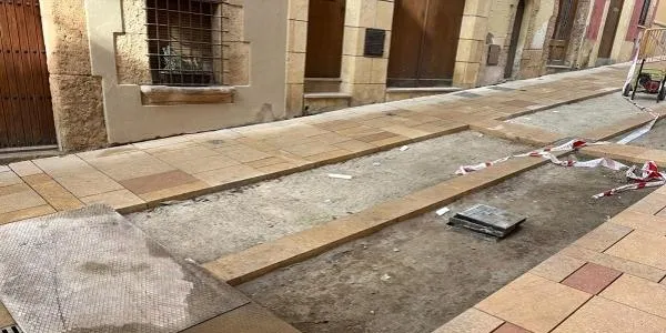 Els treballs d’enrajolat al carrer de Dalt d’Altafulla "avencen a bon ritme"