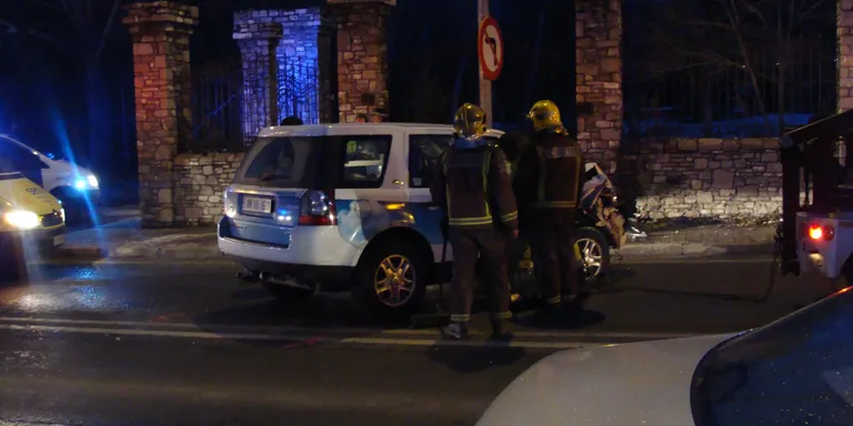 Un ferit lleu en una topada a l'entrada de la Seu