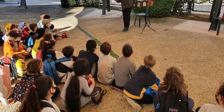El Sant Jordi fomenta la lectura a Pineda amb l'activitat «Una porta, un conte»