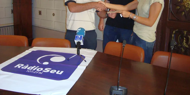 'Carretera i Manta' s'acomiada amb una aportació solidària al Banc dels Aliments