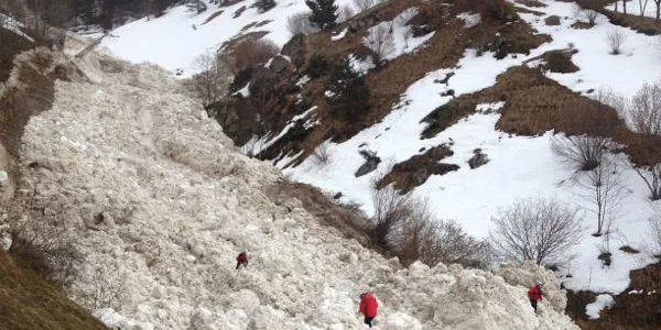 Una allau sepulta la carretera de Montcorbau i deixa el nucli aïllat