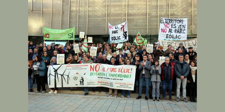 Més de 40 pobles gironins reclamen al Govern aturar els projectes de parcs eòlics i solars en tràmit per buscar consens