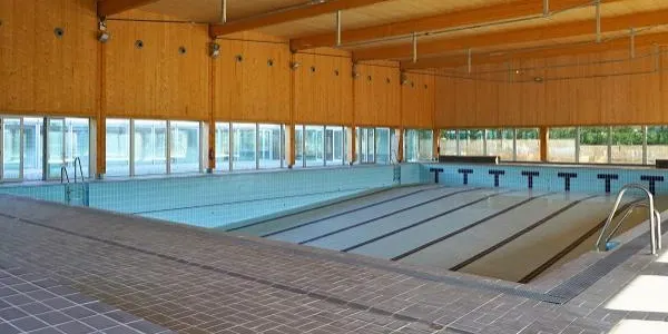 Una moció de part de l’oposició de Torredembarra reclama penalitats a l’empresa per l’endarreriment de les obres de la piscina