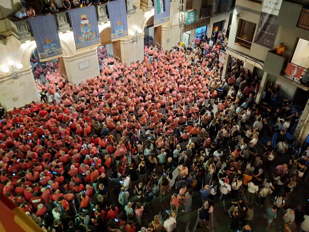 Les dues colles vallenques porten el pilar de 8 amb folre i manilles a la Diada Nacional