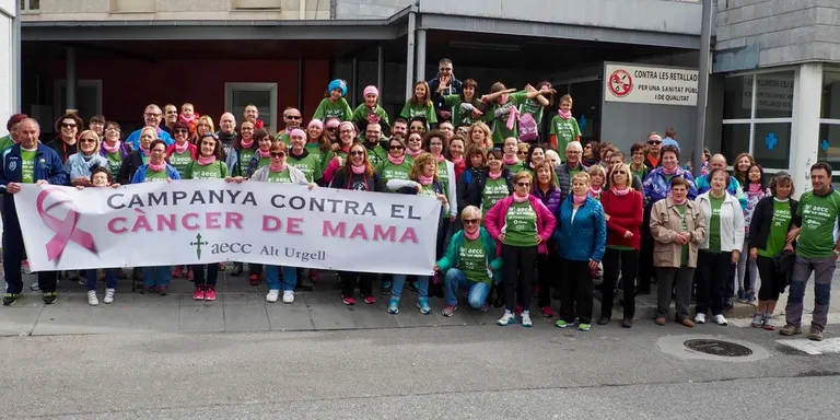 Més de 200 participants a la caminada pel Dia contra el Càncer de Mama