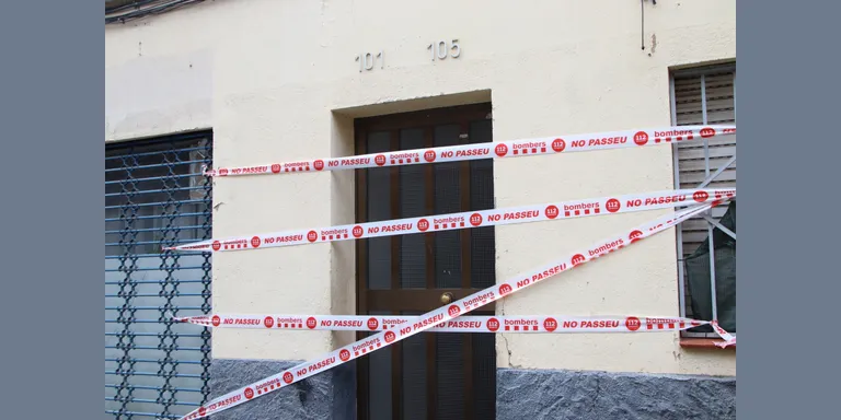 Dues ferides i una quinzena de veïns desallotjats per l'esfondrament del sostre d'un pis en un edifici a Badalona